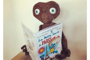 ET l'extraterrestre lisant un livre