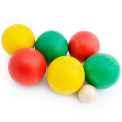 Boules de pétanque en bois vertes, rouges et jaunes