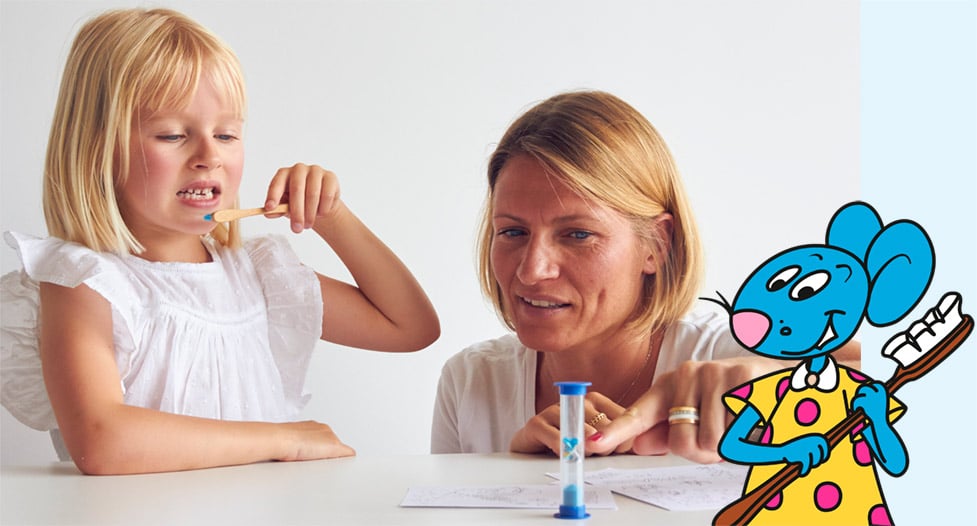 Enfant se brosse les dents avec sa maman