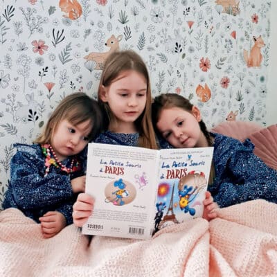 Filles en train de lire un livre de la Petite Souris