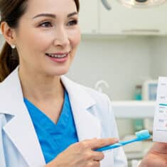 Dentiste qui donne des conseils sur les dents