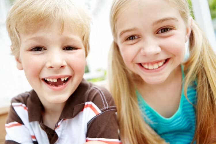 Enfants qui ont de belles dents