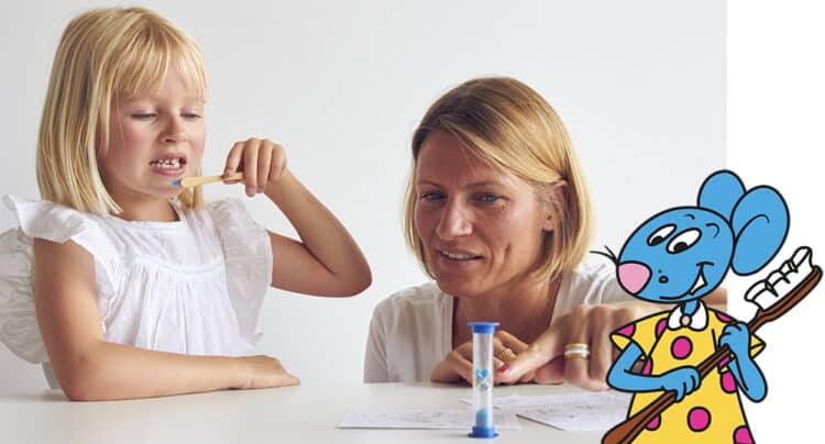 Enfant qui se brosse les dents