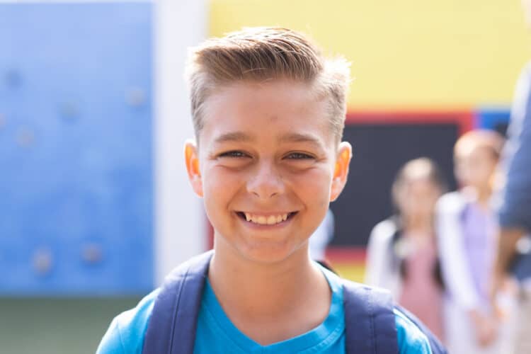 Écolier avec un grand sourire