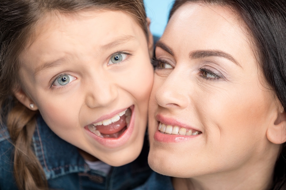 Maman et sa fille avec des belles dents
