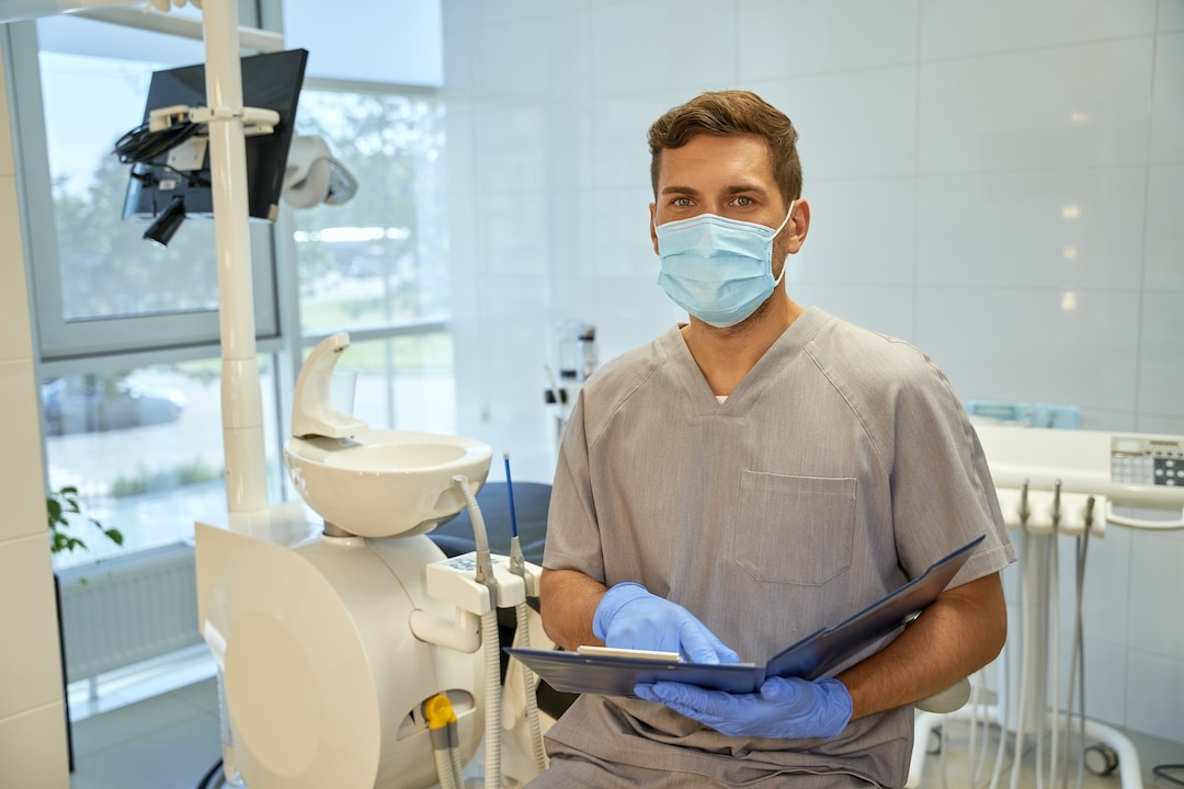 Dentiste dans son cabinet