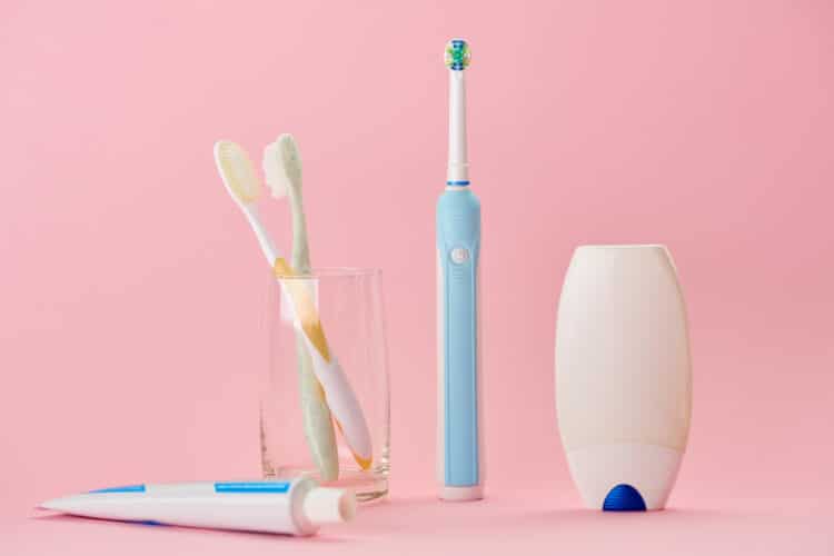 Brosse à dents manuelle et électrique