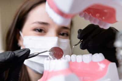Dentiste en train de détartrer des dents
