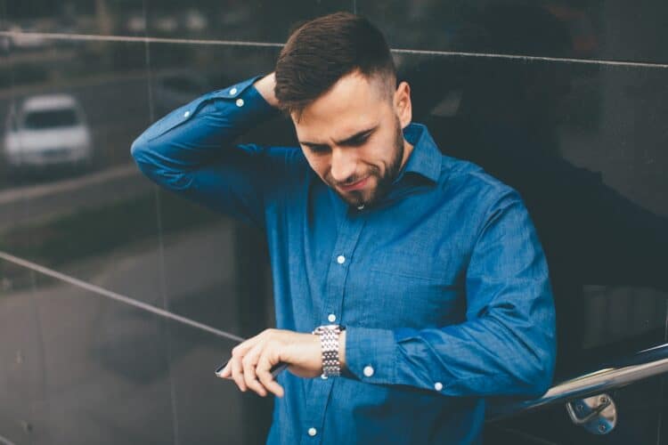 Homme qui a rendez-vous pour un détartrage dentaire
