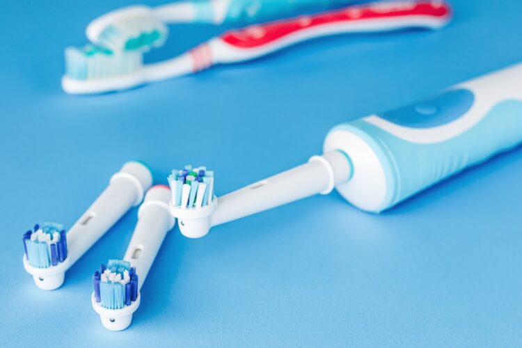 Brosse à dent électrique versus manuelle