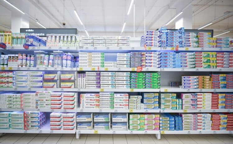 Différentes marques de dentifrices disponibles sur le marché