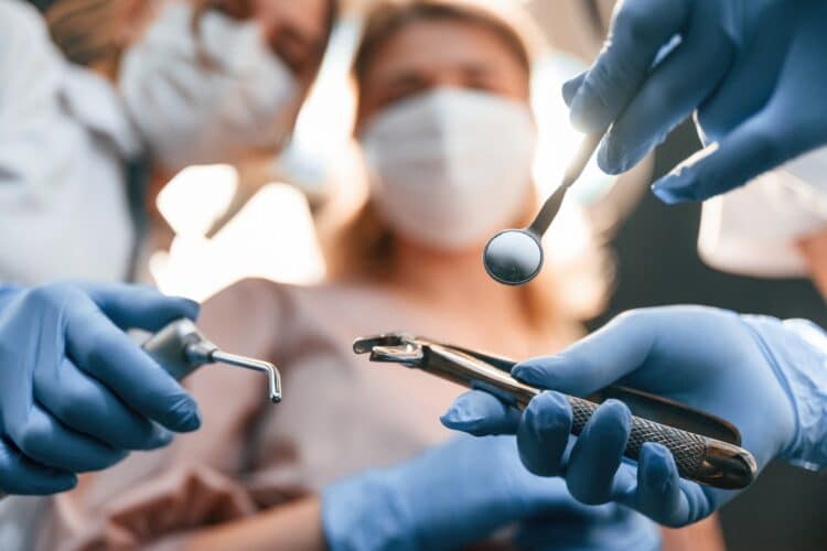 Médecins travaillant à l'extraction d'une dent