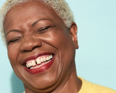 Femme avec des dents du bonheur