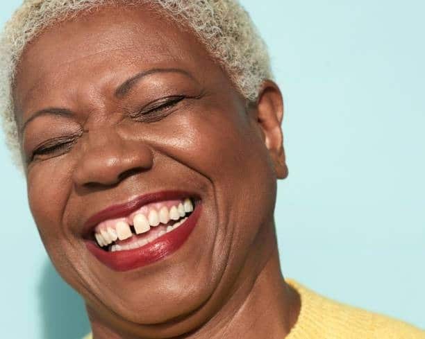 Femme avec des dents du bonheur