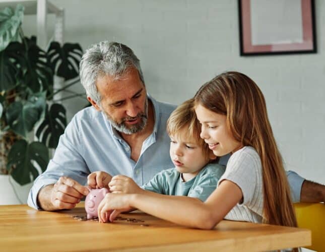 Papa qui explique la valeur de l'argent à ses enfants