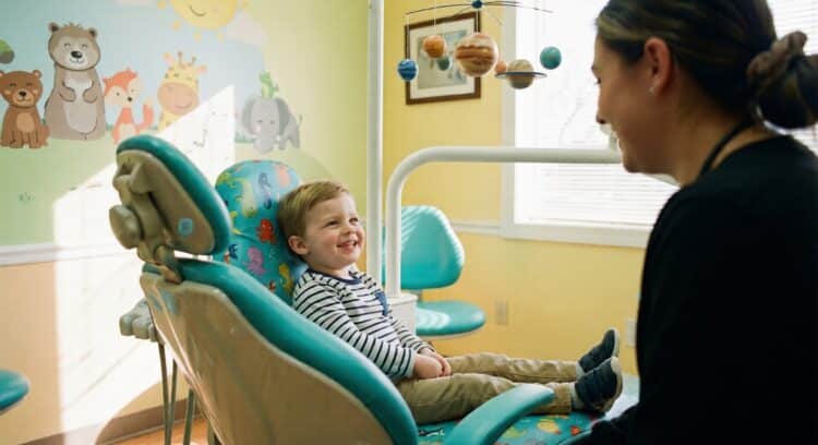 Enfant en consultation de pédodontie